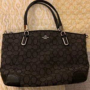 Signature coach medium tote